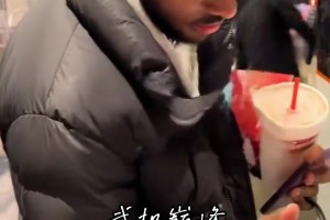 布朗尼赛后回到酒店为克利夫兰球迷签名～身后的詹姆斯穿的真厚。