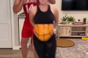 你小子挺会玩啊，竟然把老婆当“篮球”玩